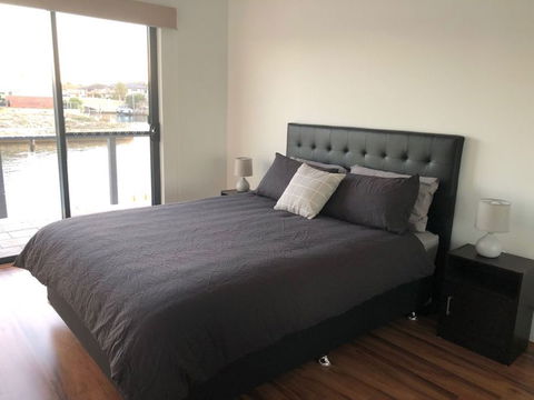 Port Bouvard Retreat - Large Family Friendly Canal Home With Private Jetty - Accommodation Fremantle 1