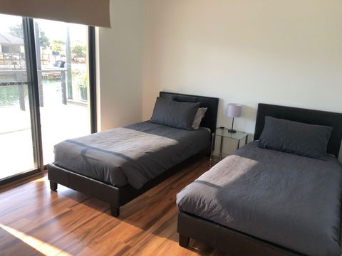 Port Bouvard Retreat - Large Family Friendly Canal Home With Private Jetty - Accommodation Fremantle 2
