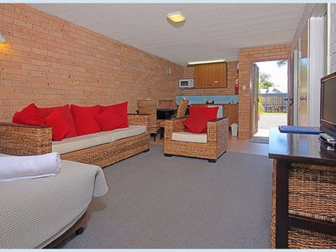 The Lodge Broulee - Accommodation Fremantle 2