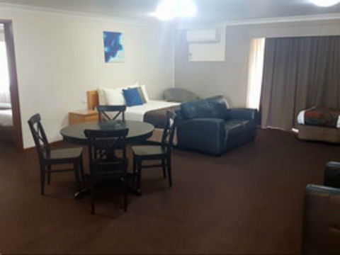 Hilltops Retreat Motor Inn - Accommodation Fremantle 0