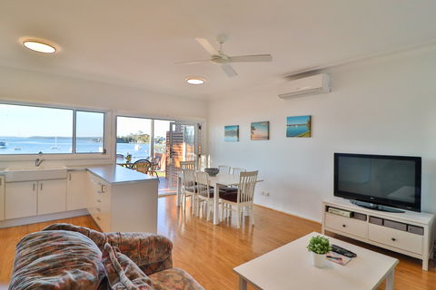 Lakefront Simplicity - Accommodation Fremantle 2