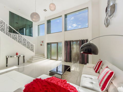 Riviera Waters Broadbeach - Vogue Holiday Homes - Accommodation Fremantle 1