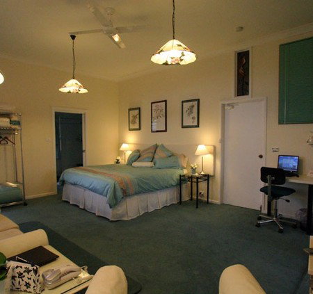 Pratically Lakeside B & B - Accommodation Fremantle 1