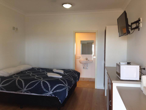 Pine Beach Hotel-Motel - Accommodation Fremantle 5