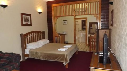 The Middle Pub - Accommodation Fremantle 2