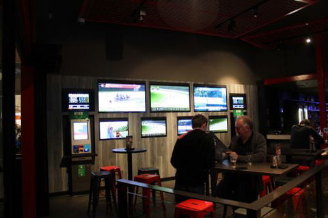 The Sporting Globe Bar & Grill - Accommodation Fremantle 2