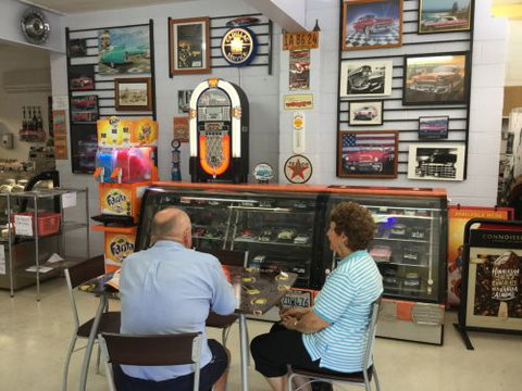 Cadz Ol’Skool Diner & Takeaway - Accommodation Fremantle 2