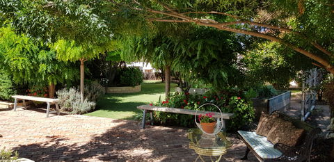 Camelot Garden Stroll - Accommodation Fremantle 2