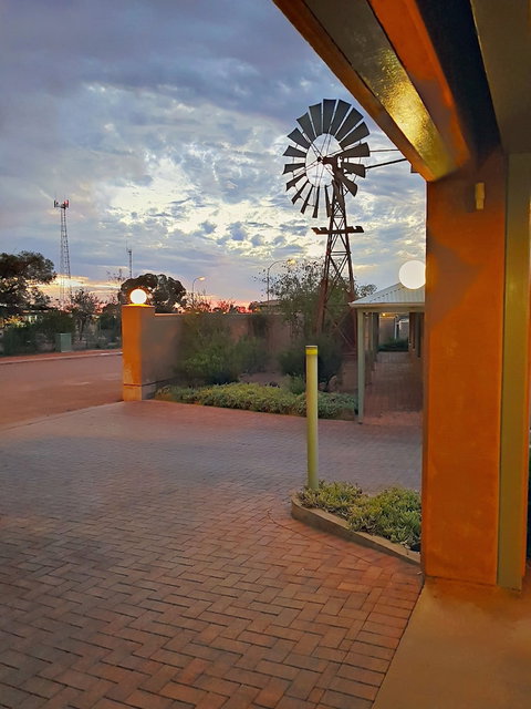 Mud Hut Motel - Accommodation Fremantle 6