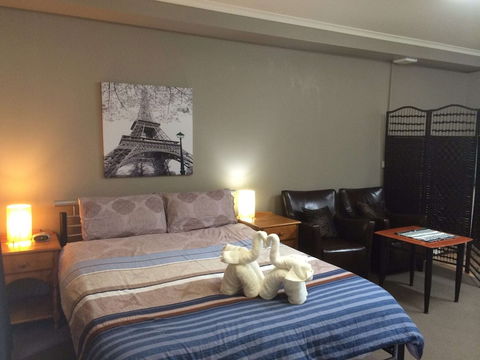 Box Hill Studios 3 At Canterbury Gardens - Accommodation Fremantle 0