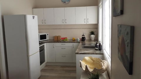 SHELLHARBOUR BEACH COTTAGE 1 Minute Walk To Beach Flags In Summer - Accommodation Fremantle 3