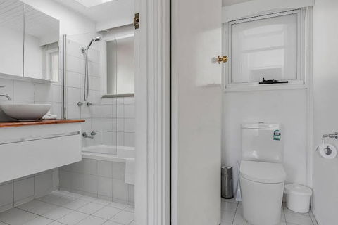 Long Beach House Apartments Sandy Bay - Accommodation Fremantle 0