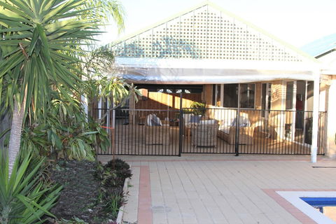 Castaway - Accommodation Fremantle 0