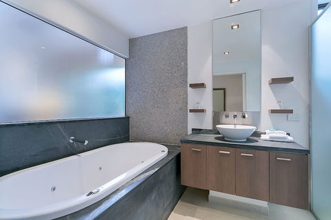 Private Sea Temple King Studio 423 - Accommodation Fremantle 5