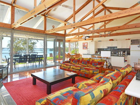 Morisset Bay Waterfront Views Lake House Looking Over Trinity Marina - Accommodation Fremantle 6
