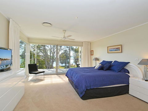 Morisset Bay Waterfront Views Lake House Looking Over Trinity Marina - Accommodation Fremantle 5