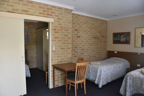 Valley Views Motel & Chalets - Accommodation Fremantle 2