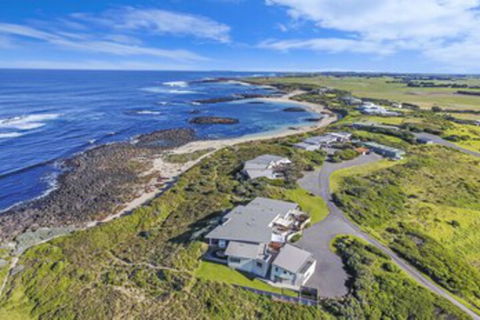 HEARNS BEACHSIDE VILLA 9 - Accommodation Fremantle 0