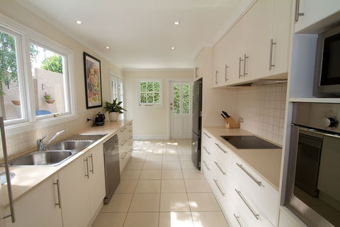 Strahan House - Accommodation Fremantle 6