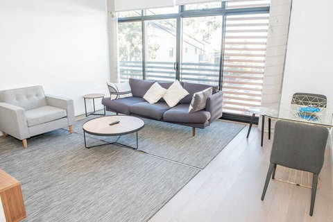Super Cool Newtown Pad H393 - Accommodation Fremantle 2
