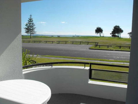 Hi Surf Unit 2 92 Head Street Forster - Accommodation Fremantle 6