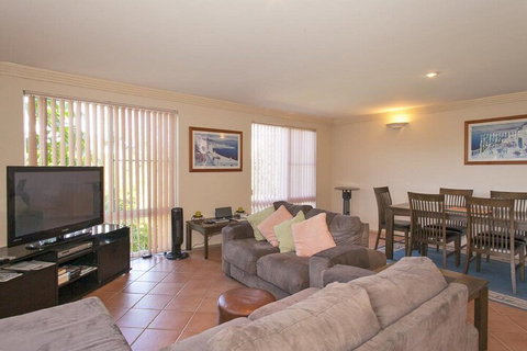 1 / 17 22nd Ave Sawtell NSW - Accommodation Fremantle 5