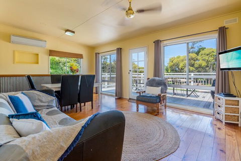 Inverloch Beach HUT Close TO Beach & Shops! - Accommodation Fremantle 7