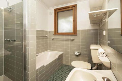 Alpine House Views Over Lake Jindabyne & The Snowy Mountains - Accommodation Fremantle 3