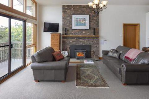 Alpine House Views Over Lake Jindabyne & The Snowy Mountains - Accommodation Fremantle 4