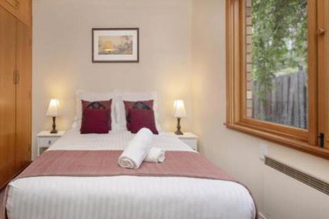 Alpine House Views Over Lake Jindabyne & The Snowy Mountains - Accommodation Fremantle 2