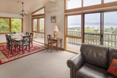 Alpine House Views Over Lake Jindabyne & The Snowy Mountains - Accommodation Fremantle 6