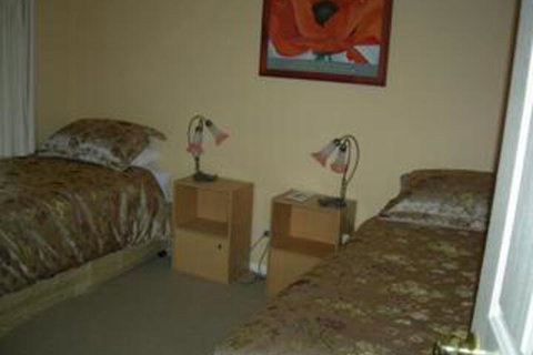 Busy Buzz B & B - Accommodation Fremantle 0