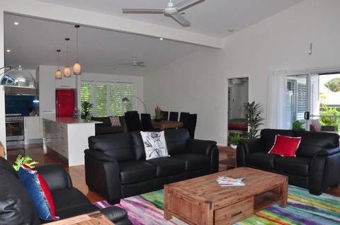 10 Double Island Drive Modern Family Home Centrally Located Swimming Pool & Outdoor Area - Accommodation Fremantle 4