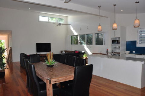 10 Double Island Drive Modern Family Home Centrally Located Swimming Pool & Outdoor Area - Accommodation Fremantle 3
