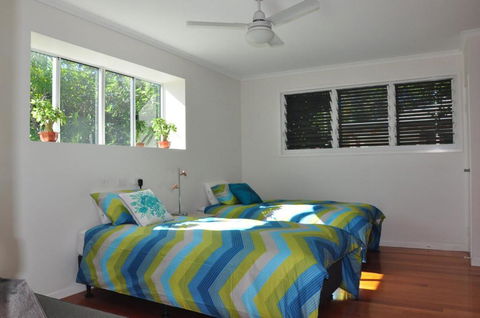 10 Double Island Drive Modern Family Home Centrally Located Swimming Pool & Outdoor Area - Accommodation Fremantle 2