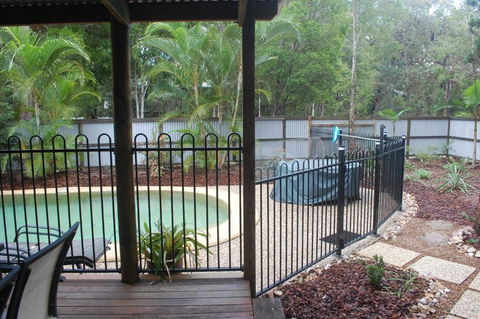 1 Naiad Court Lowset Family Home With Swimming Pool & Covered Deck. Pet Friendly - Accommodation Fremantle 4