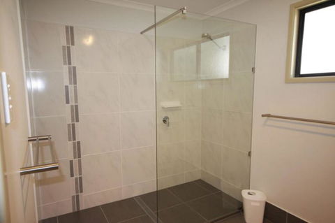 1 Naiad Court Lowset Family Home With Swimming Pool & Covered Deck. Pet Friendly - Accommodation Fremantle 2