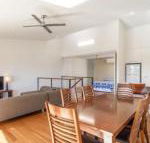 Unit 5 Rainbow Surf Modern double storey townhouse with large shared pool close to beach  shop - Accommodation Fremantle