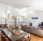 Unit 4 Rainbow Surf Modern double storey townhouse with large shared pool close to beach  shop - Accommodation Fremantle
