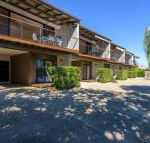 Unit 2 Rainbow Surf Modern double storey townhouse with large shared pool close to beach  shops - Accommodation Fremantle