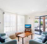 1 / 54 Parkes Airconditioned - Accommodation Fremantle