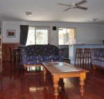 23 Carlo Road Lowset family home within walking distance to the shopping centre. Pet friendly - Accommodation Fremantle