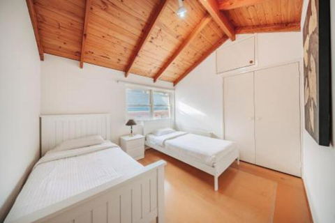 Camberwell Bright Â· Camberwell 5Bedder 2Bath Huge Classy Family Home - Accommodation Fremantle 4