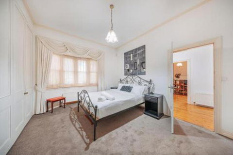 Camberwell Bright Â· Camberwell 5Bedder 2Bath Huge Classy Family Home - Accommodation Fremantle 0