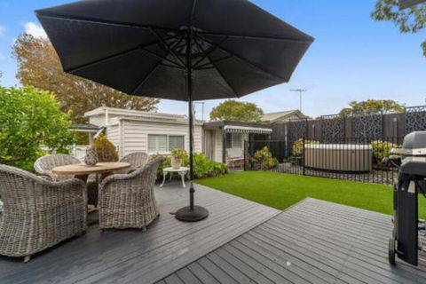 Amber Cottage Luxury Seaside Retreat With Outdoor Spa! - Accommodation Fremantle 0
