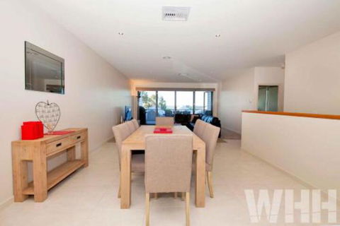 Adelphi Views On Luton Woodlands - Accommodation Fremantle 2