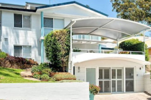 Arabella Stylish Seaside Sanctuary With Views - Accommodation Fremantle 0