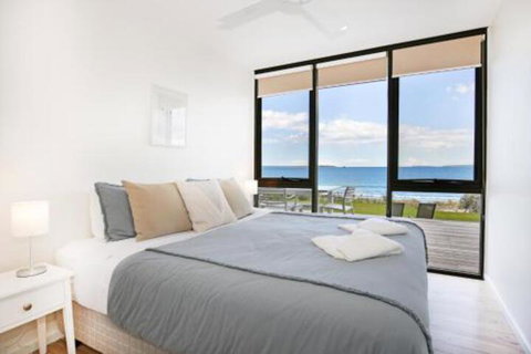 Azure Absolute Beachfront Pet Friendly - Accommodation Fremantle 3