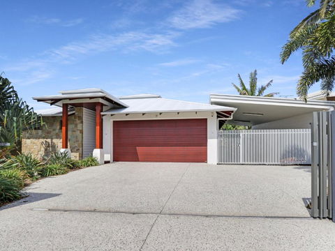 WATERFRONT HOME BORDERING MOOLOOLABA - Accommodation Fremantle 2