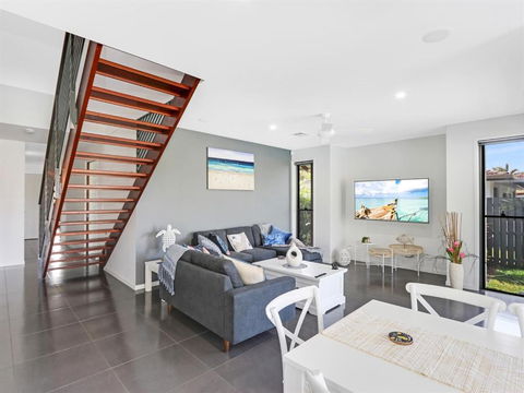 WATERFRONT HOME BORDERING MOOLOOLABA - Accommodation Fremantle 5